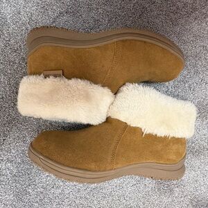 Minnetonka Tan Suede Ankle Boots with Cream Fur Lining